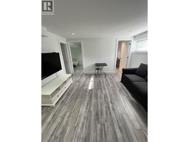 Building Photo - 348 Laurentian Crescent