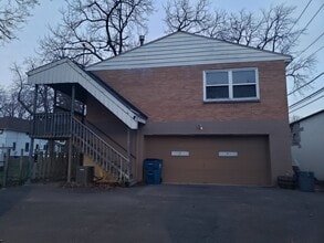 Building Photo - 220 W Oneida Ave