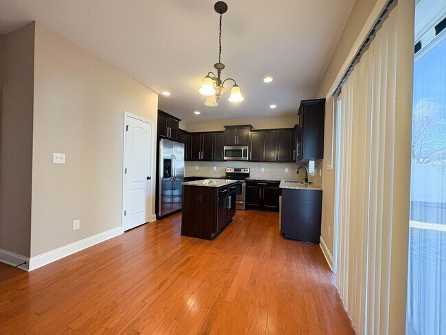 Foto del edificio - Coming Soon: 3 Bedroom 2.5 Bath - No Pets