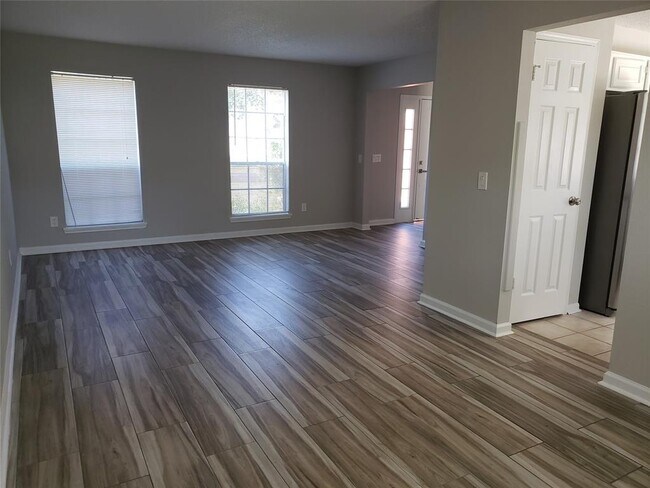 Foto del edificio - 4910 Cotter Lake Dr