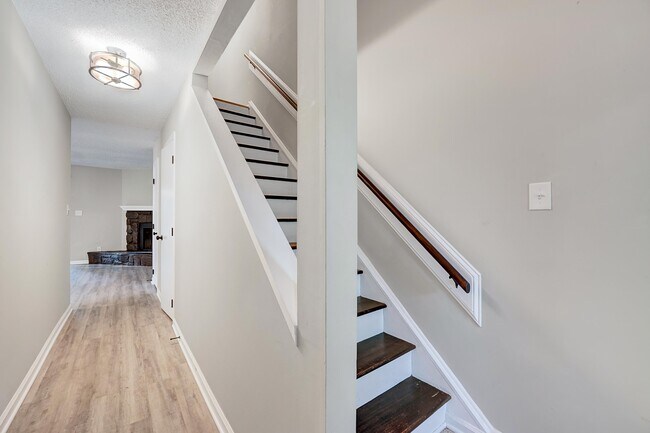 Al entrar por la puerta principal, encontrará la escalera, un armario para abrigos y un medio baño. - 4115 Arckelton Dr