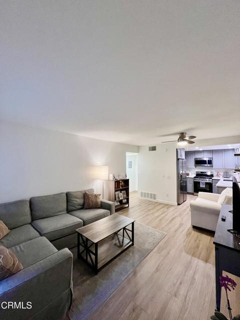 Foto del edificio - 1342 E Hillcrest Dr