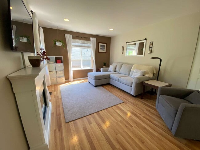 Foto del edificio - Quiet 3-Bed, 1.5-Bath Home with Large Encl...