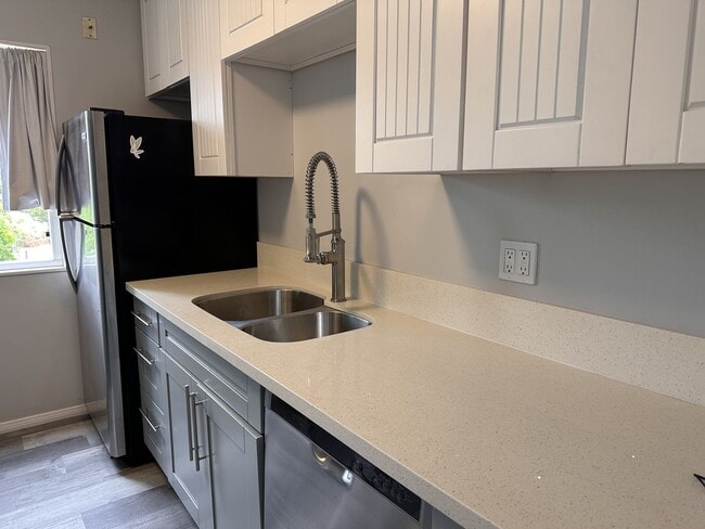 Building Photo - Gorgeously Remodeled Two Bedroom Condo Wit...