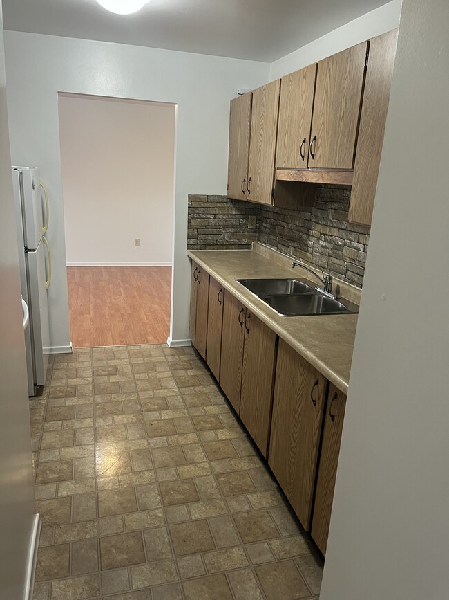 Building Photo - 2 bedroom + Den - Utilities Included -152 ...