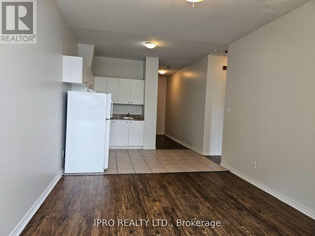 Photo du bâtiment - 1801-1801 Eglinton Ave W