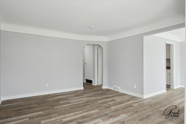 Building Photo - $1250 3 bedroom bungalow