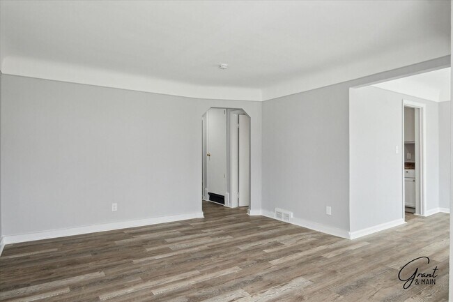 Foto del edificio - $1250 3 bedroom bungalow