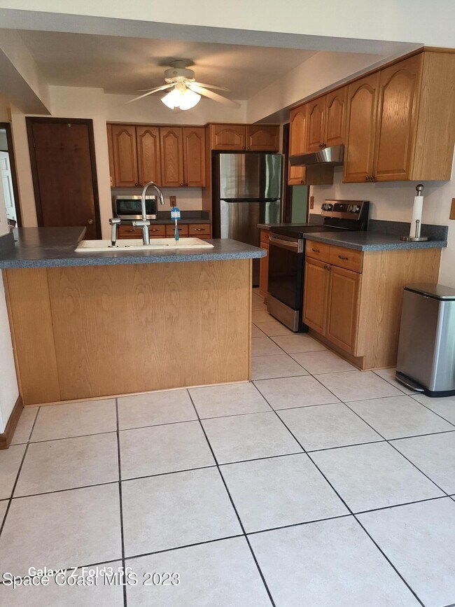 Building Photo - 8 Colonial Way