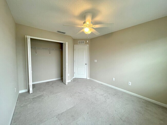 Foto del edificio - Beautiful end unit townhome with modern an...