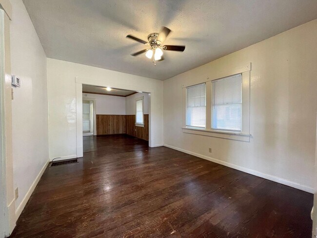 Building Photo - 2 Bed Home with Good Location