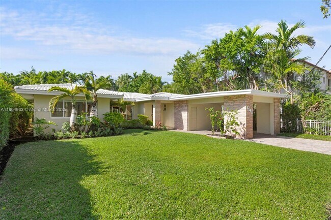 Foto del edificio - 6140 Pine Tree Dr