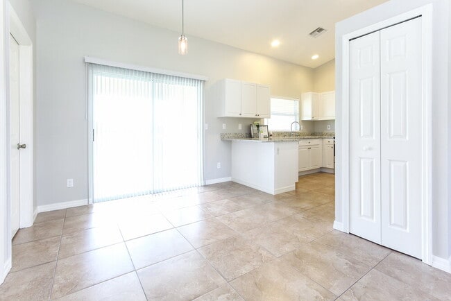 Foto del edificio - 1718 SW 12th Terrace