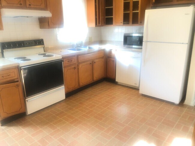 Foto del edificio - Extremely sharp, clean and roomy 2 BR Duplex in great location in Normal