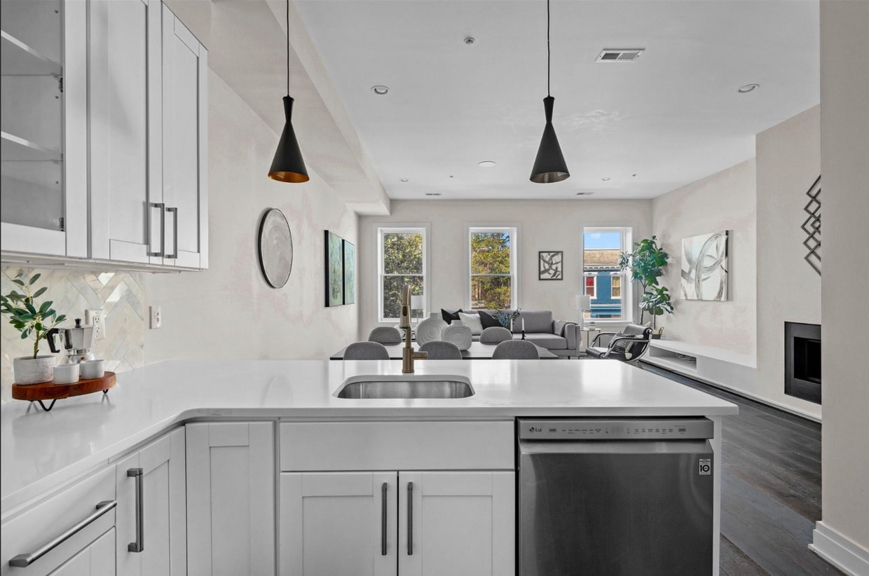 Beautiful 2 bed 2 bath plus den- Parking!!... - Beautiful 2 bed 2 bath plus den- Parking!!...