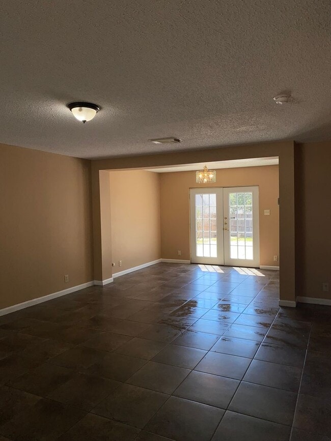 Building Photo - 3 bed 2 bath home in Candlewood Park