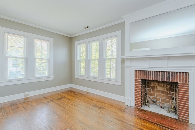 Building Photo - 3 Bed-2 Bath Bungalow in Burlington available  JULY