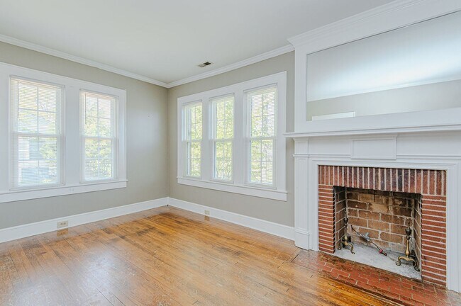 Foto del edificio - 3 Bed-2 Bath Bungalow in Burlington available  JULY