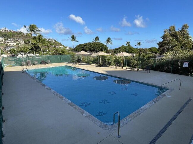 Building Photo - WAIALAE GARDENS 1/1/1 A/C, W/D, lanai, poo...