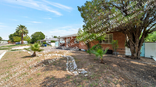 Building Photo - 2212 E La Mirada St