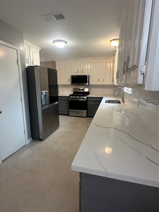 Building Photo - 501 Cindyrella Dr