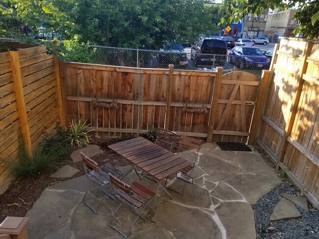 Foto del edificio - 1232 Linden Pl NE