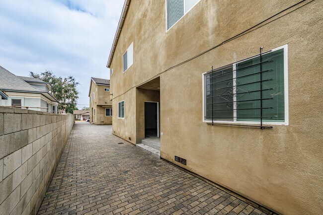 Building Photo - Spacious 4-Bedroom, 3-Bath Home – Modern U...