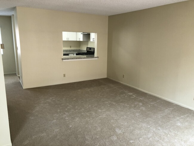 Building Photo - 3101 Plaza del Amo