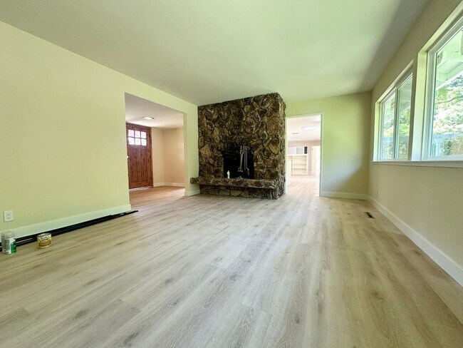 Foto del edificio - Spacious 4 Bed 2.5 Bath South Los Altos Home - Pool! Great Schools!