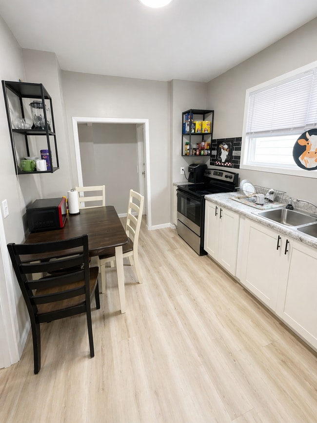 Building Photo - 906 North 6th Ave E