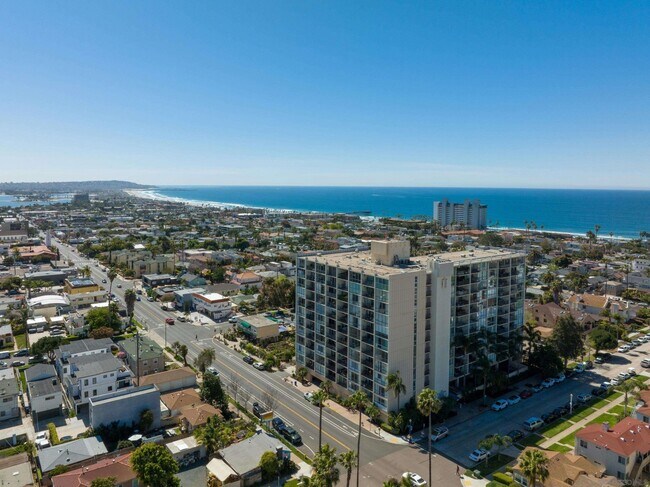Foto del edificio - 4944 Cass St