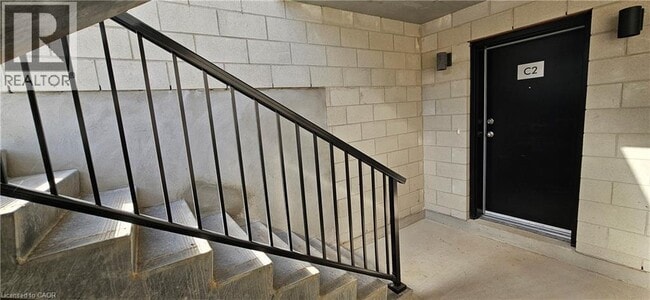 Photo du bâtiment - 410 Northfield Dr W