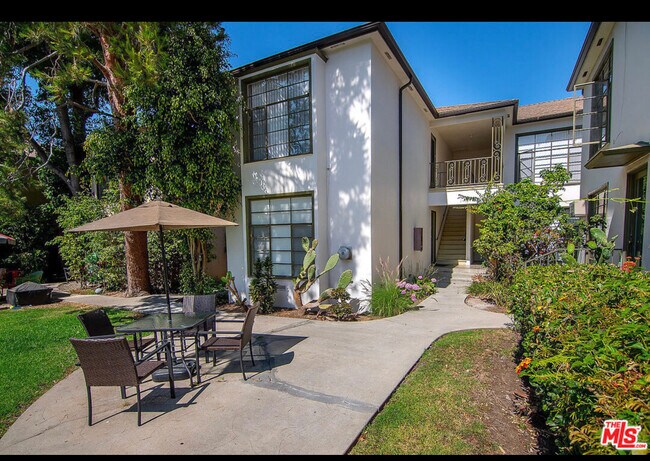 Foto del edificio - 925 N Sweetzer Ave