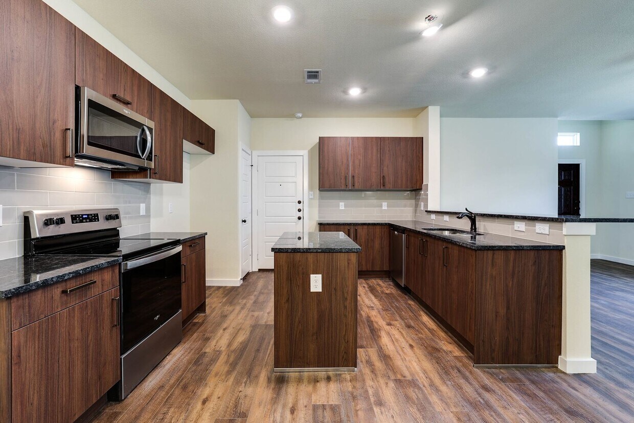 Foto principal - AVAILABLE NOW! GORGEOUS 4 BEDROOM DUPLEX L...