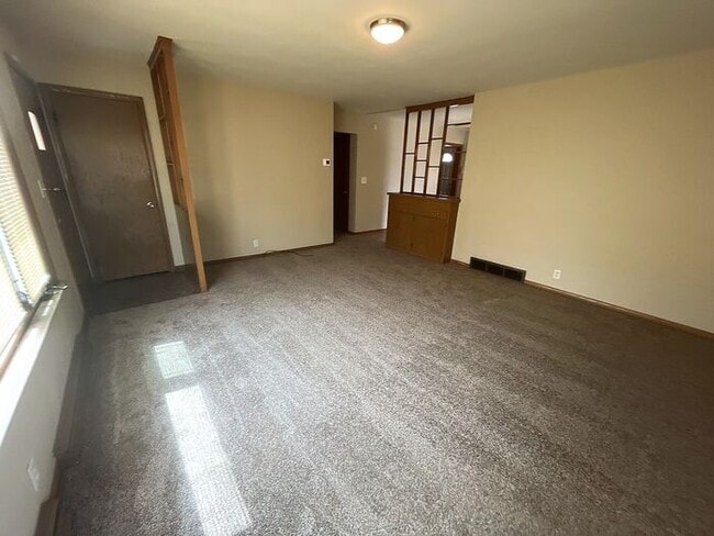 Building Photo - 3 Bedroom 1.5 Bathroom Single Family Home