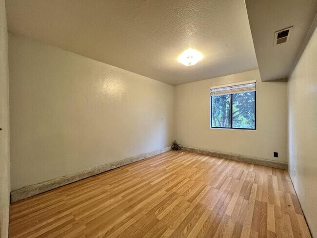 Building Photo - 1223 NE John Dr