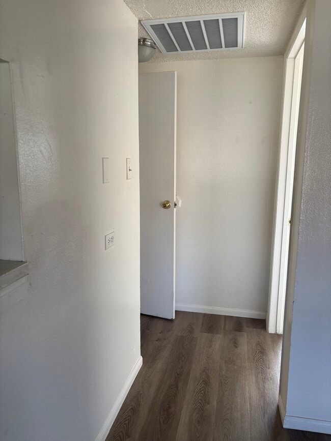 Building Photo - Las Flores Apartments