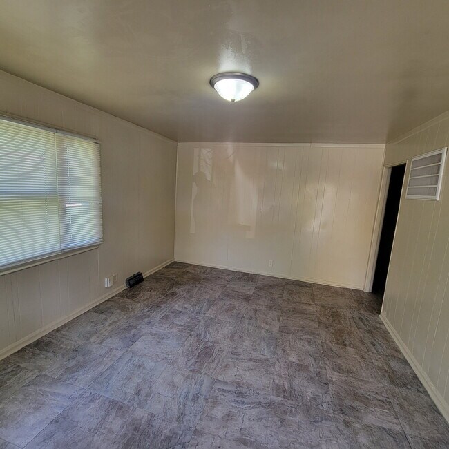 Foto del edificio - Westside 3BR/2BA House near Long's Donuts!