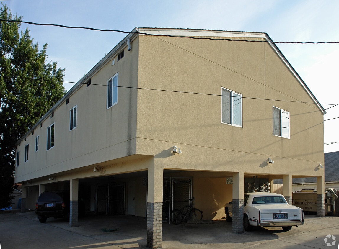 Building Photo - 515-519 E 17th Aly