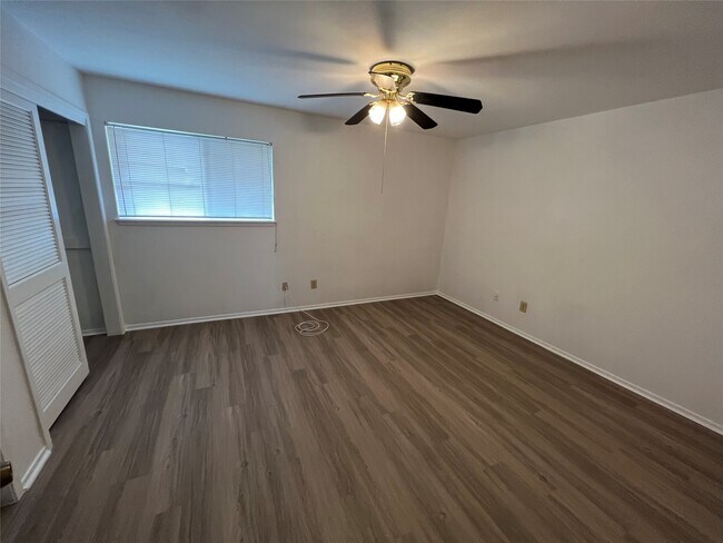 Foto del edificio - 8048 Sands Point Dr