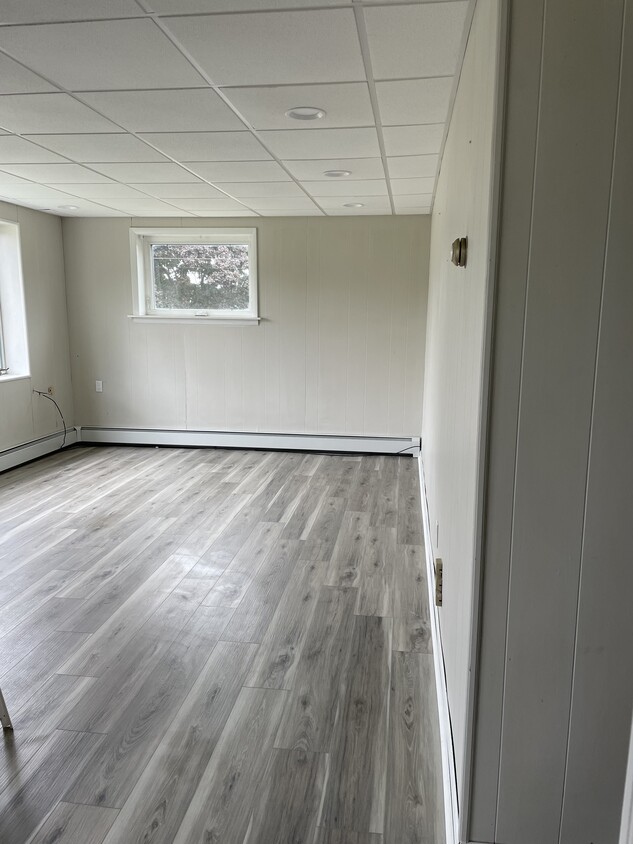 Living room with natural light - 211 Tulip Cir