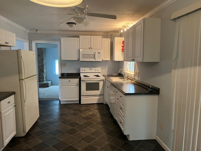 Building Photo - 1602 Camelot Dr