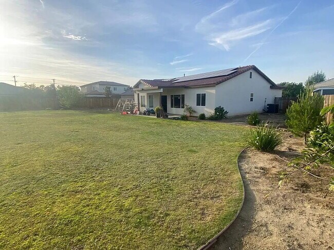 Foto del edificio - "Charming 3-Bed Oasis with 2 Baths & 1749 Sq Ft of Comfort in Bakersfield!"