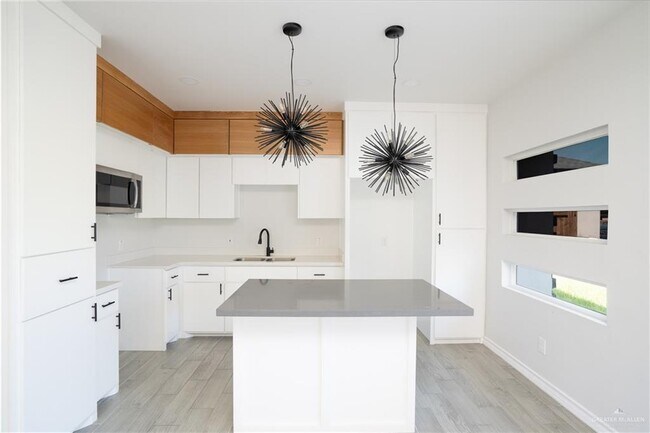 Building Photo - 2412 San Pascual St
