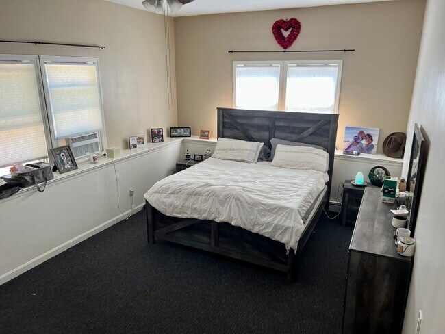 First floor bedroom - 8 Woodcrest Ln