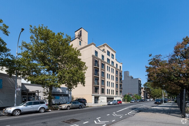Building Photo - 627 Dekalb Ave