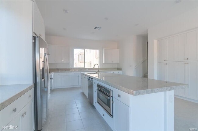 Building Photo - 4 br, 3.5 bath Townhome - 1396 E Meridian ...