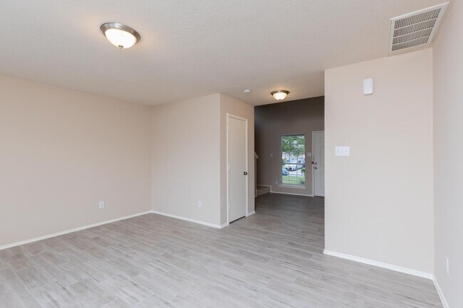 Foto del edificio - Coming soon in Humble!