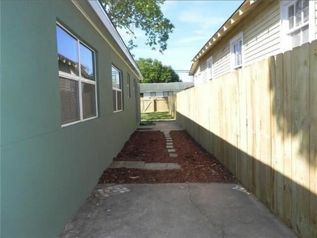 Building Photo - 700 Majestic Pl