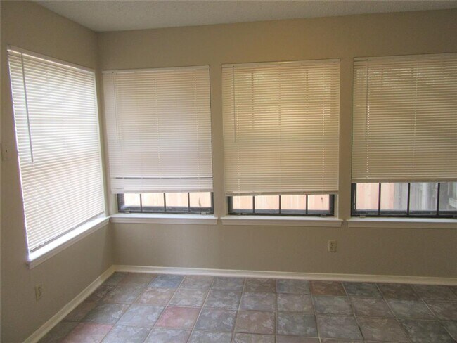 Building Photo - 2408 Oak Manor